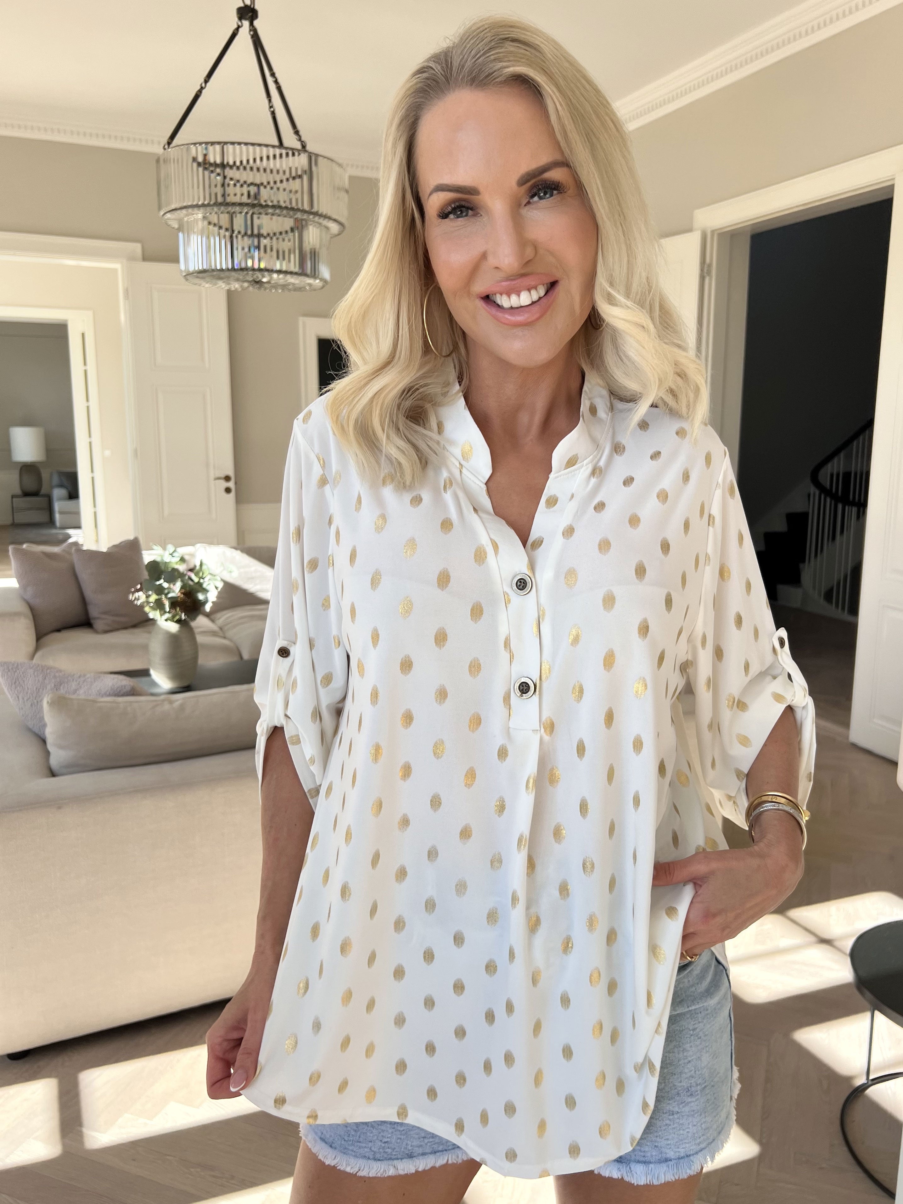 Ebba Gold Shirt - Elastisk bluse med guld dutter